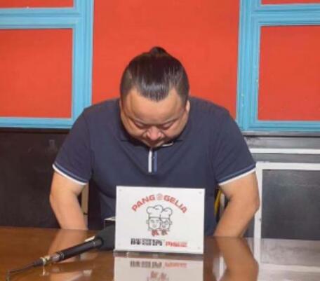 胖哥倆肉蟹煲創(chuàng)始人致歉 創(chuàng)始人張靈瀚落淚鞠躬致歉稱將關(guān)停涉事門(mén)店
