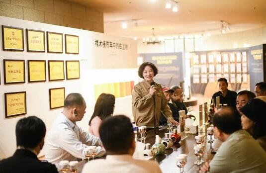 高端領(lǐng)袖 尊享訂制|東莞消費領(lǐng)袖可雅XXO整桶訂制掛牌儀式隆重舉行